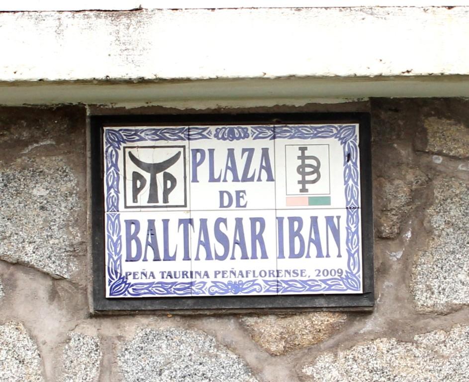 Placa de la plaza de Baltasar Iban